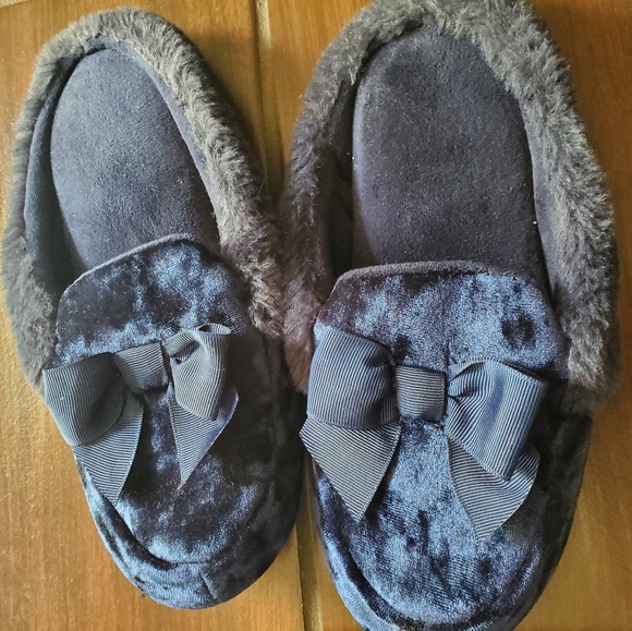 isotoner Other - Isotoner Navy slippers size 5-6 in youth size 4 worn once to try on wash…